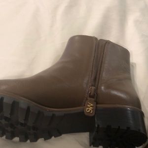 Brand new boots size 9. Color: Brown leather